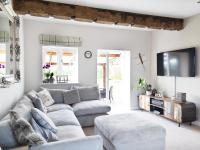 B&B Sandbach - Pass the Keys Stunning Cheshire Barn with HotTub - Bed and Breakfast Sandbach