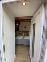 Kleines Doppelzimmer mit eigenem Bad und Kühlschrank, frisch saniert - Ferienwohnung Friedrichskoog