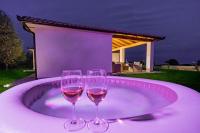 Ferienhaus mit Jacuzzi und Taverne mit Billard - B&B