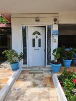 Queen Aspri apartment 3' min to the beach! - B&B Antikyra