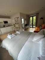 B&B Royal Tunbridge Wells - Studio Acorn private parking and garden - Bed and Breakfast Royal Tunbridge Wells