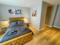 Stunning 2-bed Town Centre Apartment - Hosted by Hutch Lifestyle - Chambres d’hôtes Royal Leamington Spa