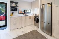 Walk to Central City 2 bed 2 bath. Madras Street - B&B