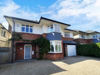 Four Bedroom Family Abode with Hot Tub, Garden and BBQ - Chambres d'hôtes Bournemouth