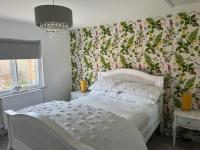 B&B Chichester - Corner Cottage with Private Parking Ten Minute Drive from Goodwood - Bed and Breakfast Chichester