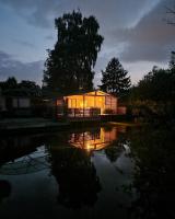 B&B Geel - Rustig gelegen chalet Solvo met terras aan het water - Bed and Breakfast Geel