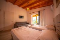 Habitación Triple con balcón y vistas a la montaña
