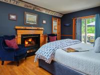 Queen Room with Fireplace