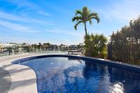 B&B Mooloolaba - Luxurious Waterfront North Facing 5 bedroom House with pool, pontoon and Deep Water Access near Mooloolaba - Bed and Breakfast Mooloolaba