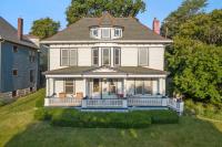 Dubuque's Front Porch, Historic Charmer, Walk Downtown - B&B