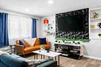 NEW! Great Location, Putting Green, Movie Room - B&B