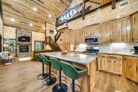 B&B Broken Bow - Luxury Broken Bow Cabin with Hot Tub on 2 Acres! - Bed and Breakfast Broken Bow