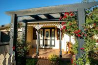 Quaint, Charming Pumicestone Cottage - Beach Charm - ZA7 - B&B Golden Beach