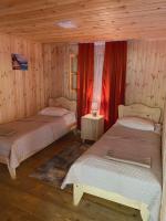 Tweepersoonskamer met 2 Aparte Bedden en Uitzicht op de Bergen