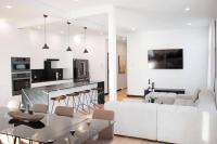 Upscale 3-Bedroom Entire Unit in the Trendy Plateau Mont-Royal featuring A Magazine-Worthy Kitchen & Opulent Living Spaces - Apt 1 - B&B Montreal