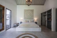 Villa Xaloc by House of Winds - Stunning Balinese retreat next to Canggu - B&B Kerobokan