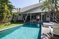 Villa Xaloc by House of Winds - Stunning Balinese retreat next to Canggu - B&B Kerobokan