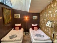 Kleine Tweepersoonskamer met 2 aparte bedden en gedeelde badkamer