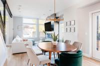 Luxe Getaway - Yard & Roof Deck - 4 Story Townhome - Bed and Breakfast Denver