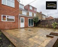 Stylish 3 Bedroom House by Jesswood Properties Short Lets near M1 Luton Airport For Contractors & Business - B&B