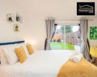 Bright and Cosy Studio Apartment by Jesswood Properties Short Lets With Free Parking Near M1 & Luton Airport - Chambres d'hôtes Luton