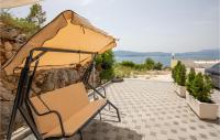 B&B Komarna - Awesome Apartment In Komarna With House Sea View - Bed and Breakfast Komarna