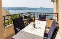 B&B Komarna - Cozy Apartment In Komarna With House Sea View - Bed and Breakfast Komarna