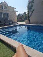 Villa with Pool & Garden apartment 1 Ognjen - B&B Tivat