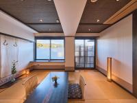 Habitación de estilo japonés con bañera al aire libre