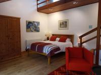 Zimmer mit Kingsize-Bett und Gartenblick.