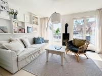 strandnahes, modernes Haus mit Kamin und Terrasse - Ferienhaus Küstenwind - B&B Breege