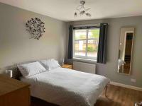 Spacious Ground Floor 2 Bed by Lains Lettings - Bed and Breakfast