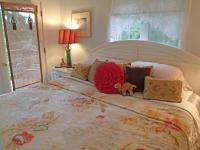 Zimmer mit Kingsize-Bett und Balkon