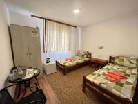 Tweepersoonskamer met 2 Aparte Bedden en Gedeelde Badkamer