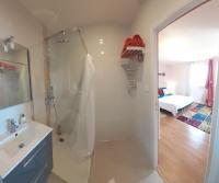 Zimmer mit Kingsize-Bett und Bergblick