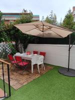 Paraíso Soleado: Piso con Terraza, Piscina y Garaje a 5 min de Playa - Ferienwohnung Castro Urdiales