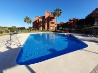 Apartamento de dos dormitorios y un baño con piscinas y jardines cercano a la playa - B&B Estepona
