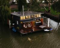 B&B Whitsundays - Ark-imedes - Unique float home on the Murray River - Bed and Breakfast Whitsundays