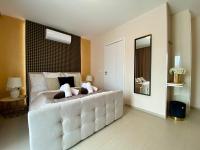 Habitación con cama extragrande y balcón