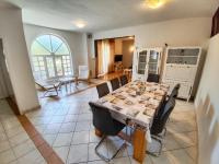 House Rose with Garden and Pool - B&B Ljubač