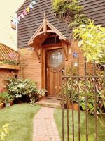 TAIL END: Bijoux Broads & Beach Base! Now with TV! - Bed and Breakfast