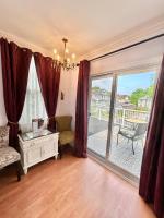 Habitación con cama grande y balcón