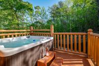 Easy Livin 2BR2BA One-Level Cabin Hot Tub, Fire Pit, Seasonal Views - B&B Sevierville