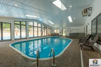2BR Updated Walk-in - 2 Pools - Near The Strip - FREE TICKETS INCLUDED - FHC13 - Bed and Breakfast Branson