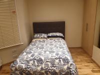 London Luxury Apartments 3 Bedroom Sleeps 8 with 3 Bathrooms 4 mins walk to tube free parking - Chambres d'hôtes Ilford