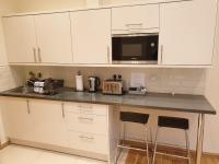 London Luxury Apartments 3 Bedroom Sleeps 8 with 3 Bathrooms 5 mins Walk to tube station free parking - Chambres d'hôtes Ilford