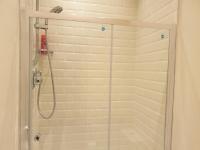 London Luxury Apartments 3 Bedroom Sleeps 8 with 3 Bathrooms 5 mins Walk to tube station free parking - Chambres d'hôtes Ilford