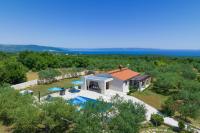Villa Silentio - peaceful and private villa with outdoor pool and whirlpool, Ferienhaus Istrien - B&B Marčana