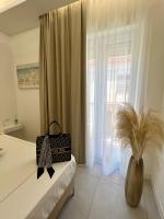 Zimmer mit Kingsize-Bett und Balkon