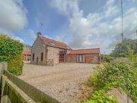Meadow Barn - stunning Norfolk holiday home sleeping 8 - under 3 miles to the coast - Bed and Breakfast